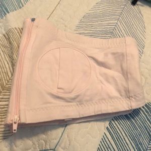 Hands free pumping bra